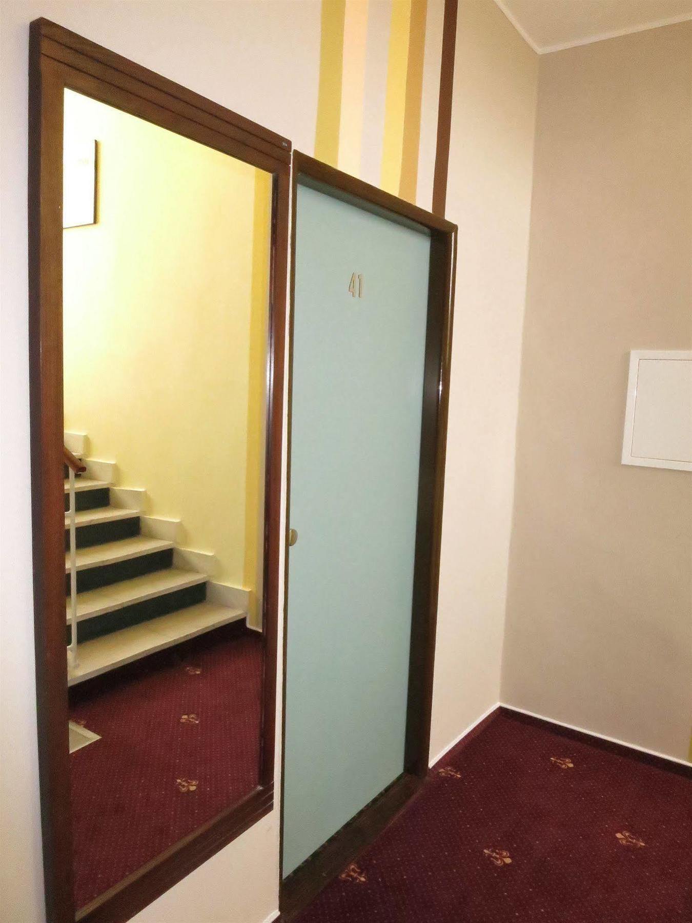 Hotel Mira Inn Praga Esterno foto
