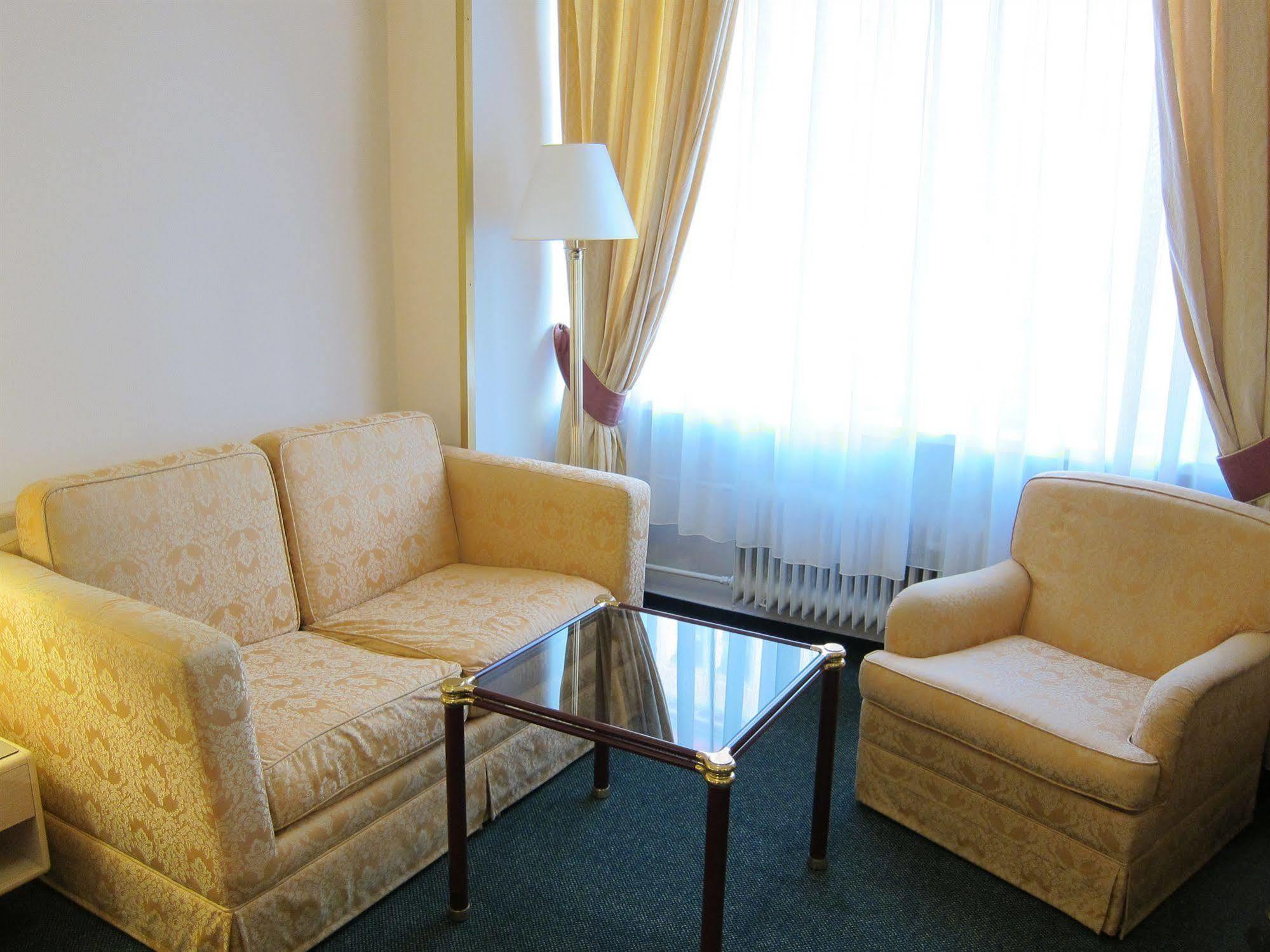 Hotel Mira Inn Praga Esterno foto