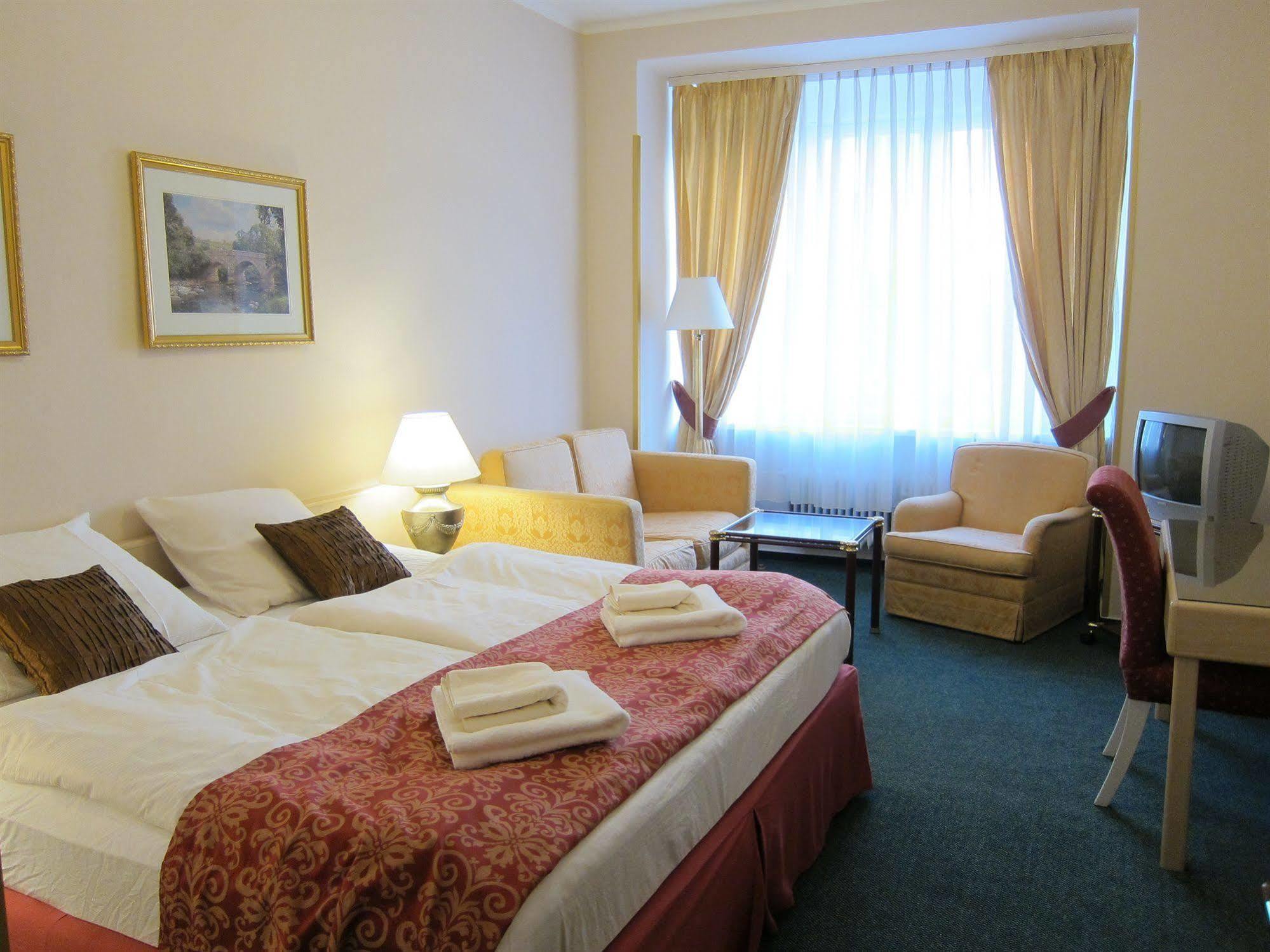 Hotel Mira Inn Praga Esterno foto