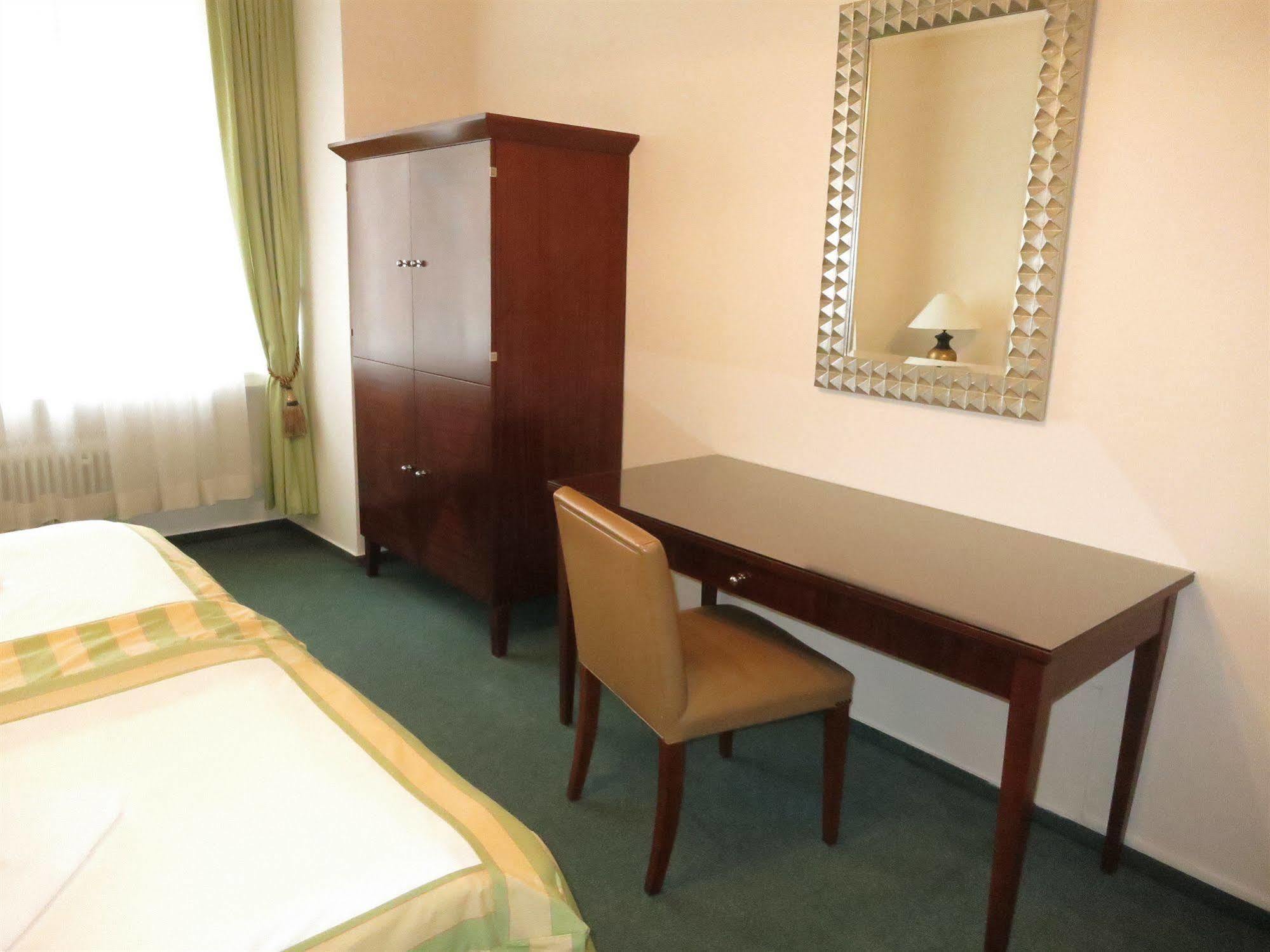 Hotel Mira Inn Praga Esterno foto