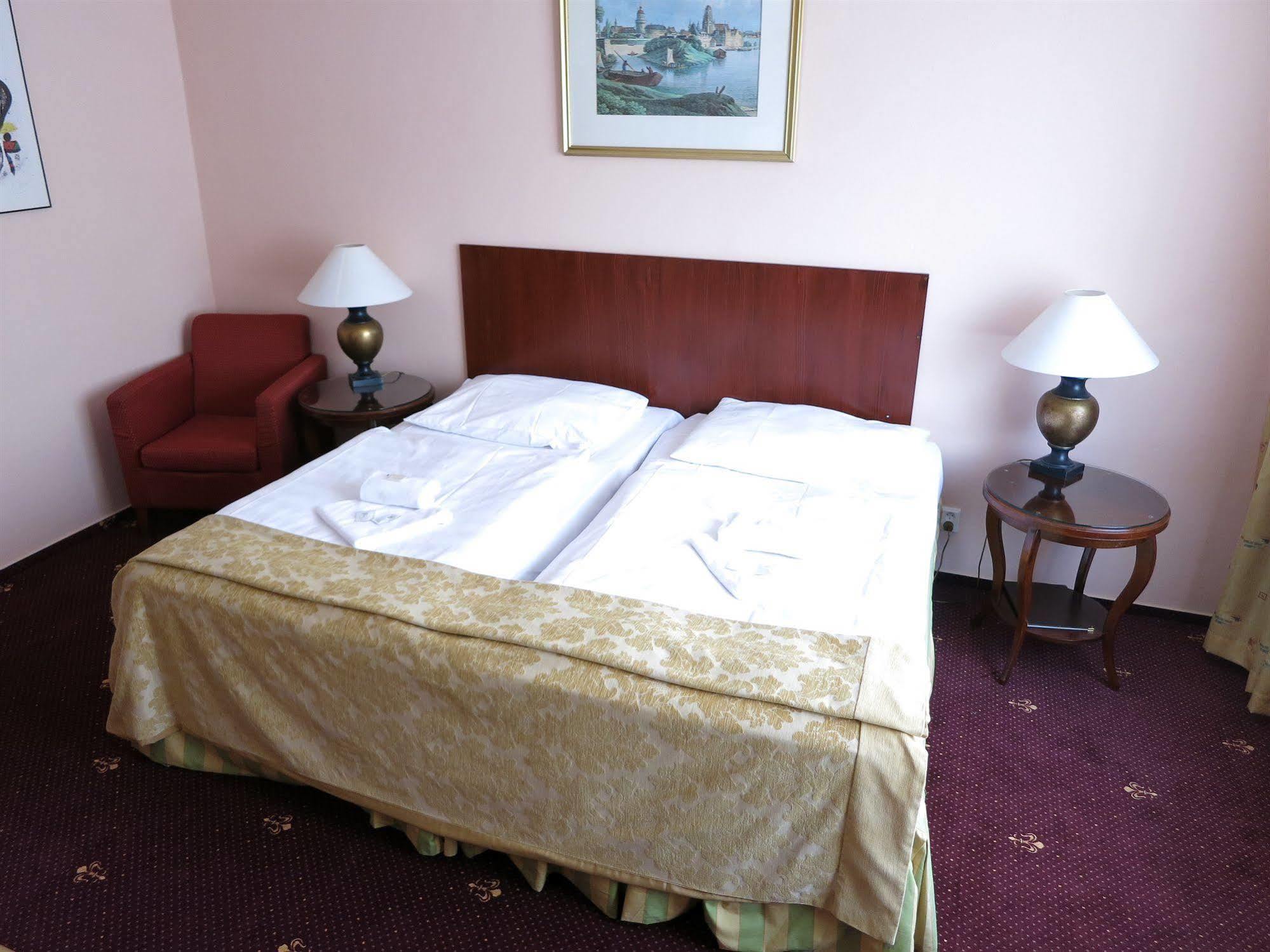 Hotel Mira Inn Praga Esterno foto
