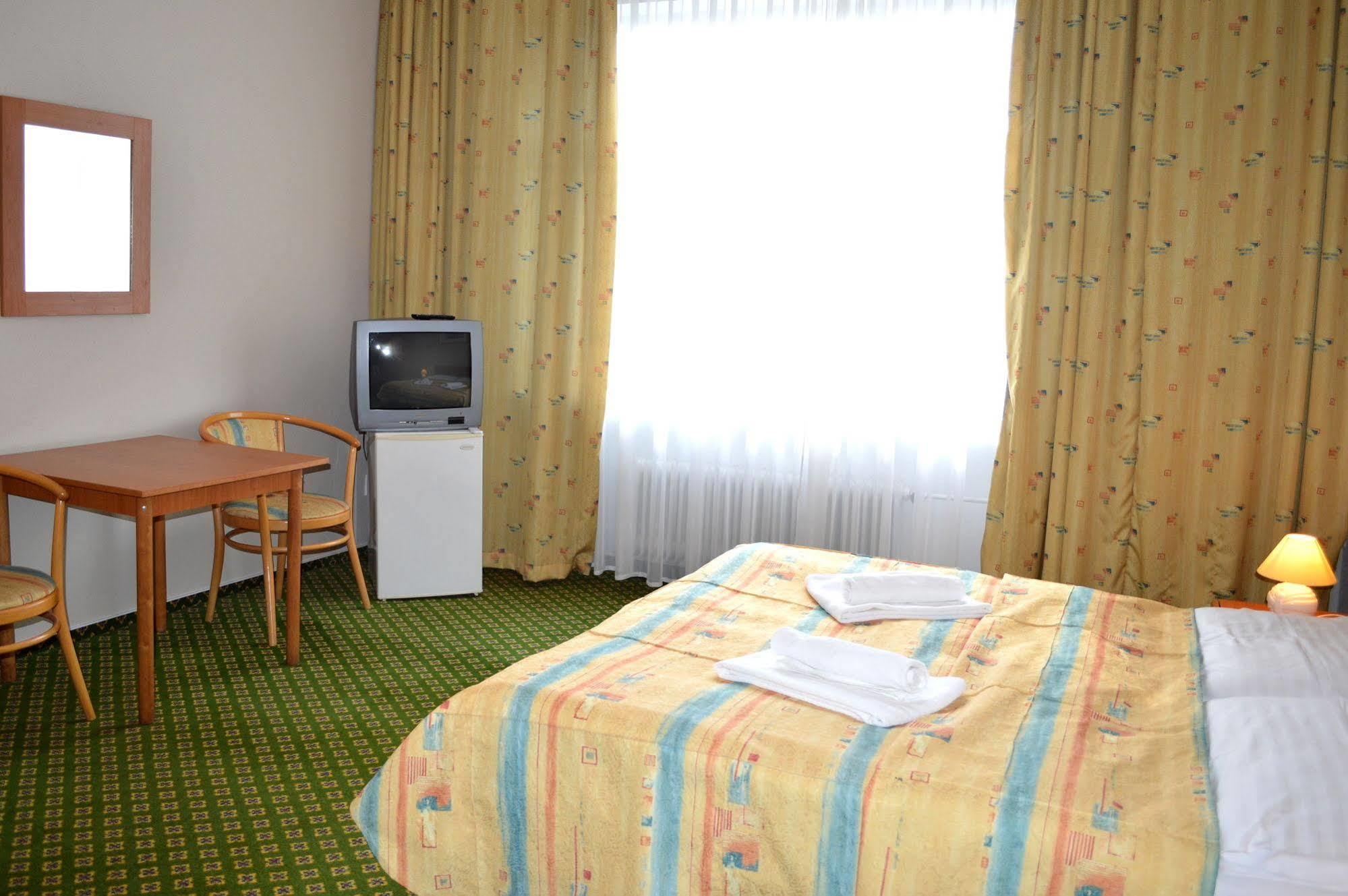 Hotel Mira Inn Praga Esterno foto