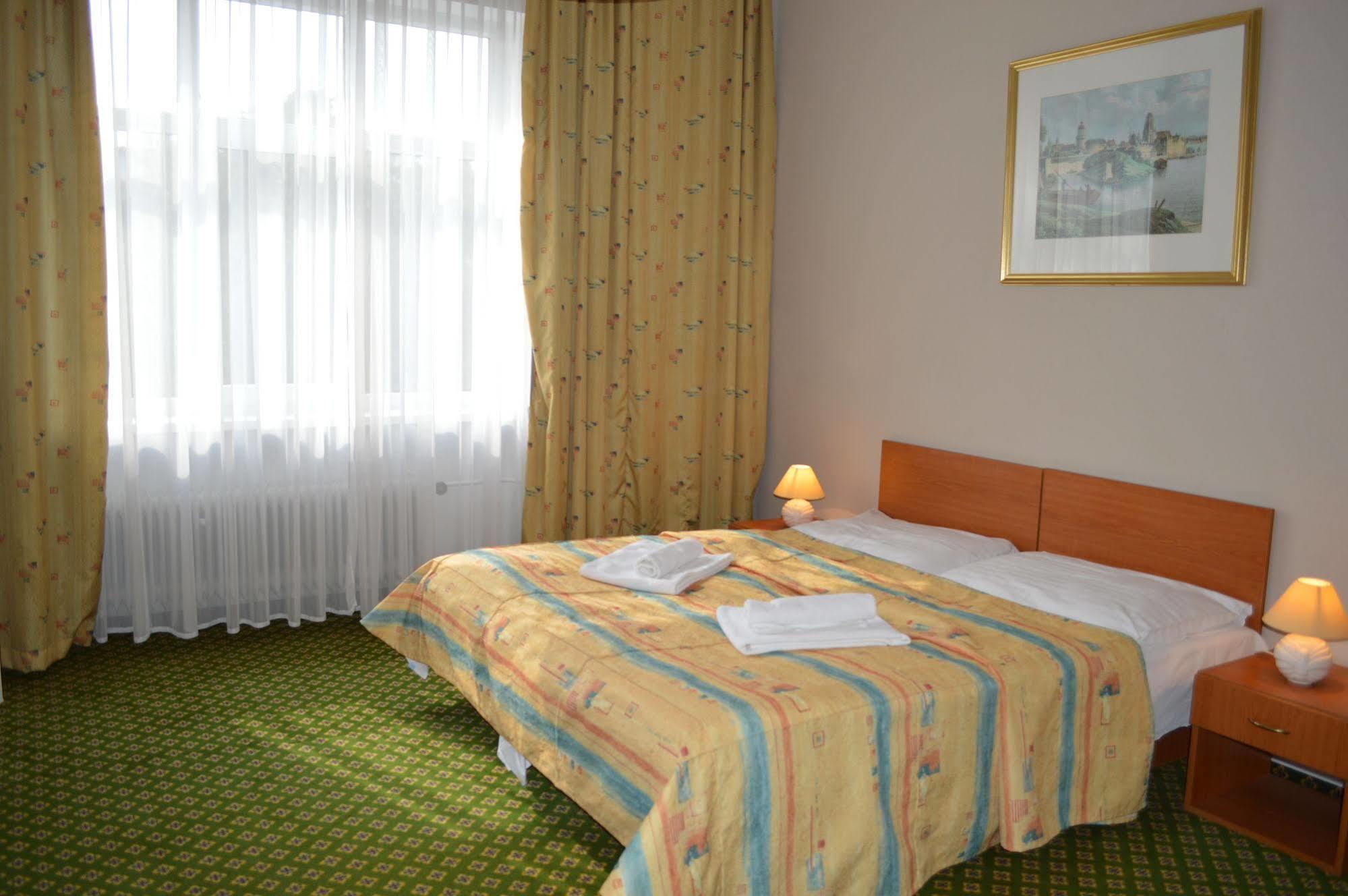 Hotel Mira Inn Praga Esterno foto