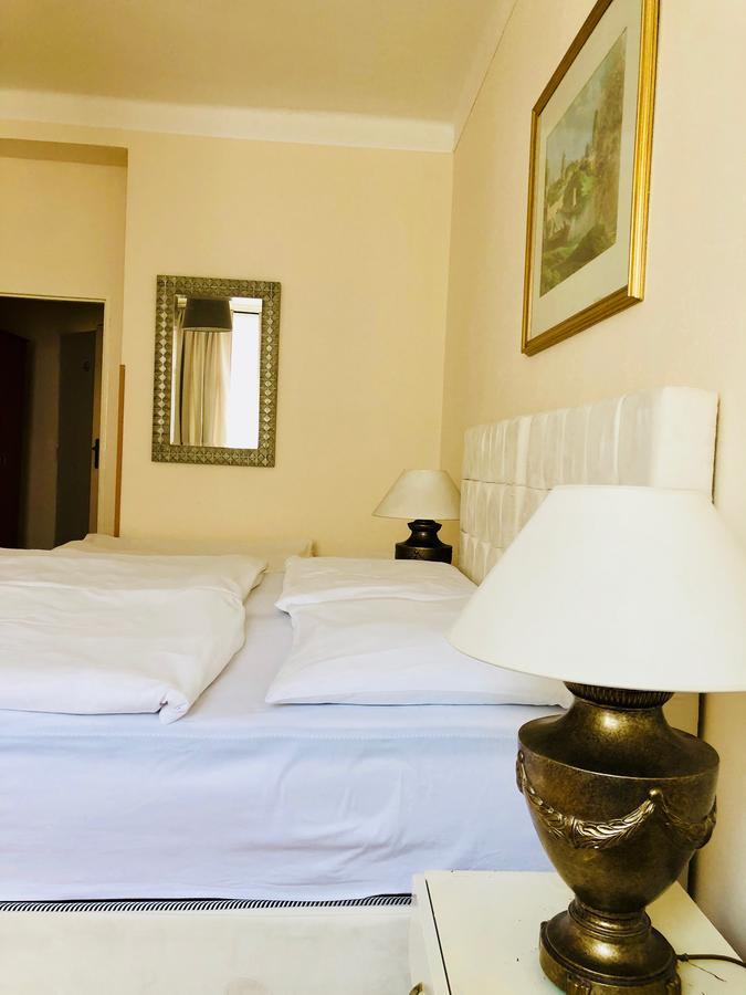 Hotel Mira Inn Praga Esterno foto