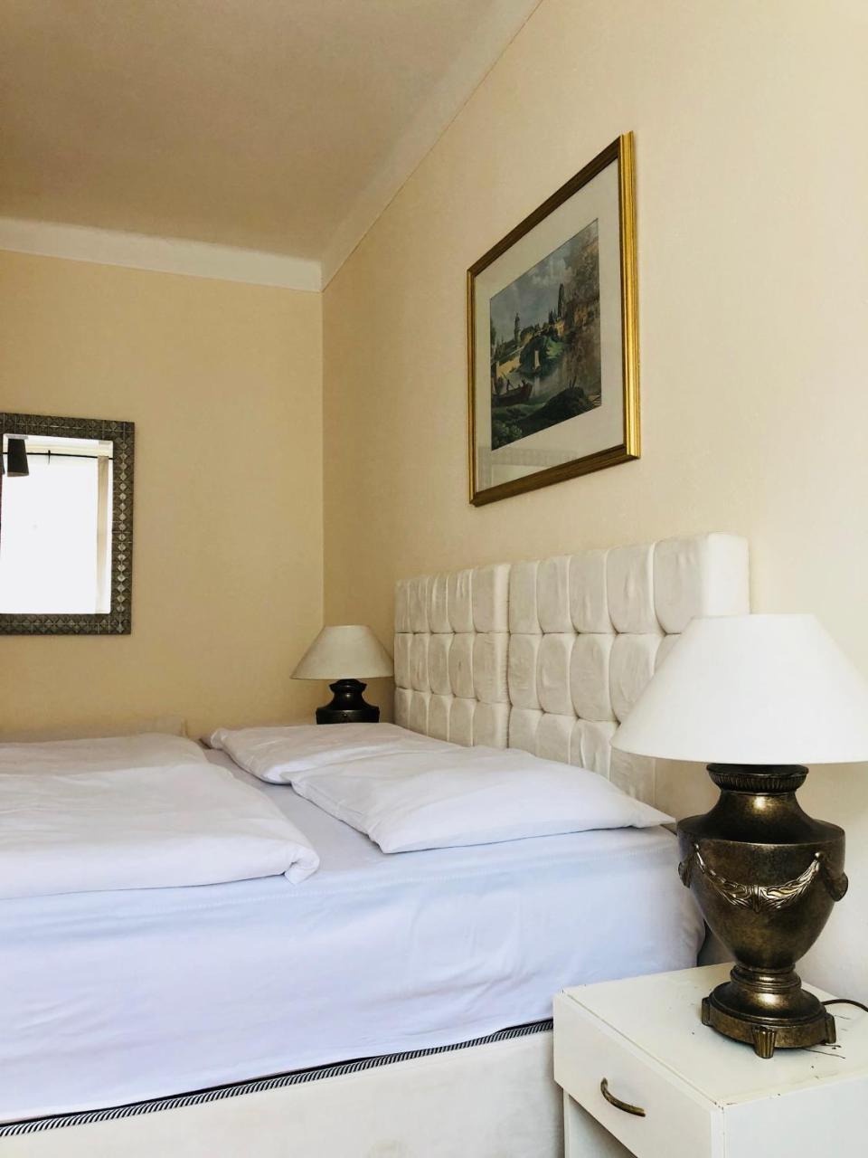 Hotel Mira Inn Praga Esterno foto