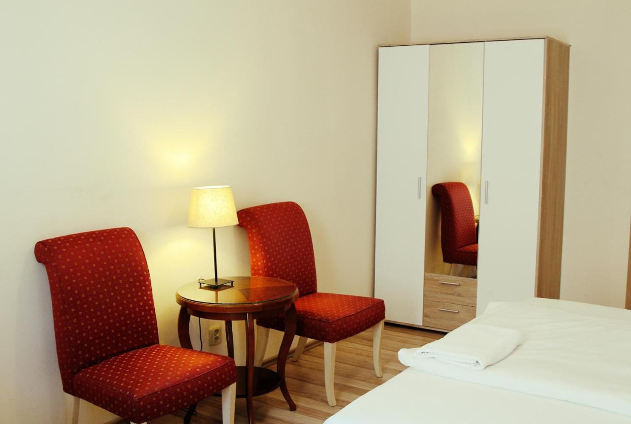 Hotel Mira Inn Praga Esterno foto
